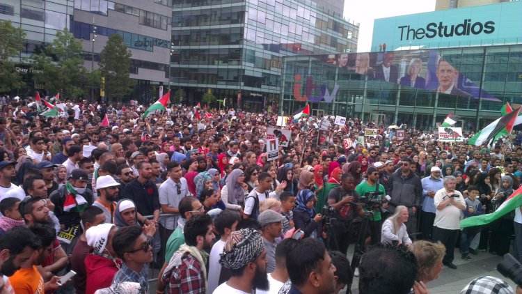 #GazaUnderAttack protests outside BBC Offices in MediaCityUK on 12 July 2014