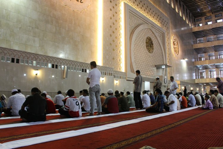 Muslims praying in Mosque